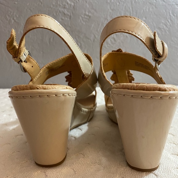 BORN Nude patent leather sandals with 3-D flower embellishments - Picture 11 of 16